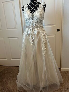 Stunning Lace VNeck A-Line chiffon formal gown size 8-10